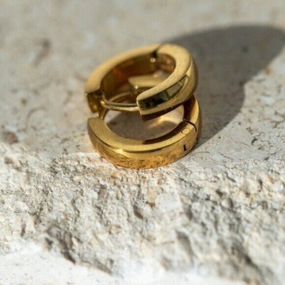 Huggies Gold Chunky huggie earrings Non-tarnish gold Waterproof EVERYDAY Earring - Picture 7 of 12